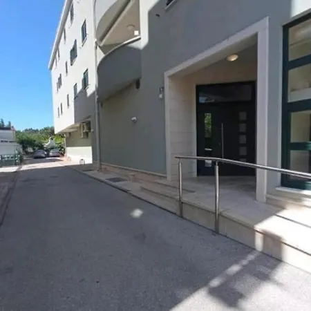 Ambasador Makarska